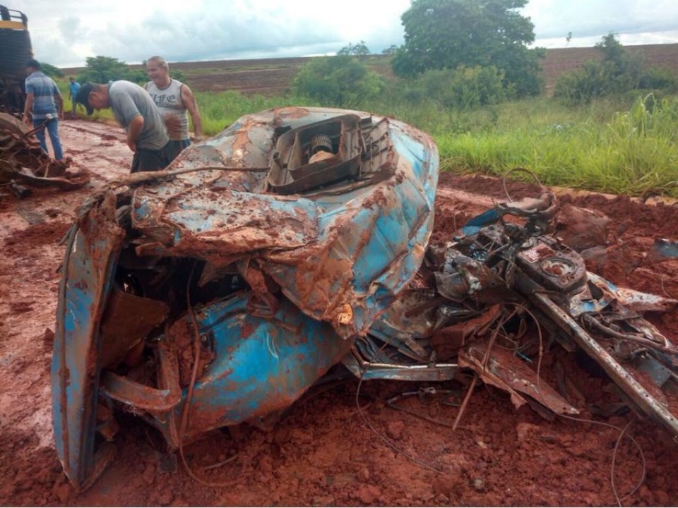 Máquinas retiram destroços de caminhão que caiu em cratera em Novo Horizonte do Sul