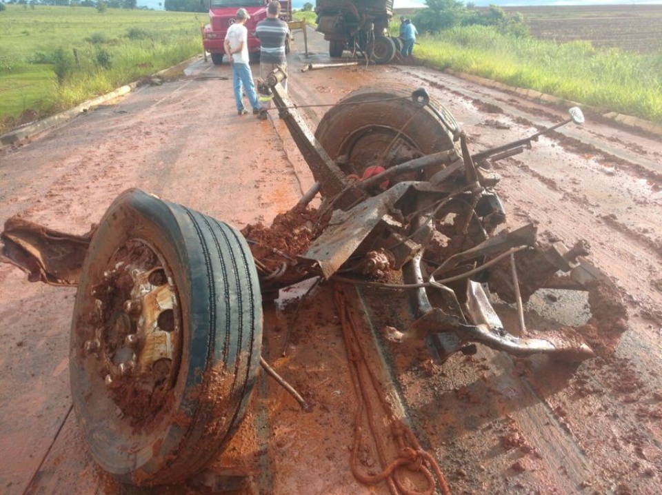 Máquinas retiram destroços de caminhão que caiu em cratera em Novo Horizonte do Sul