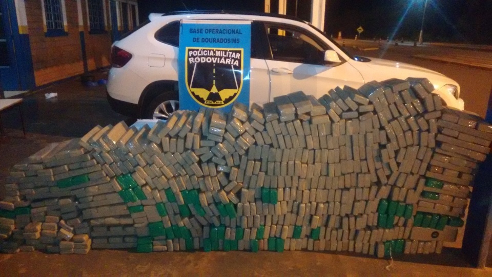 PRE prende motorista com mais de meia tonelada de maconha em BMW roubada