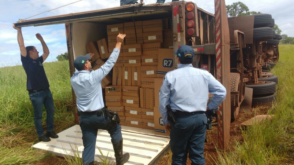 Motorista tomba carreta com cigarros contrabandeados após fiscalização policial Motorista tomba carreta com cigarros contrabandeados após fiscalização policial