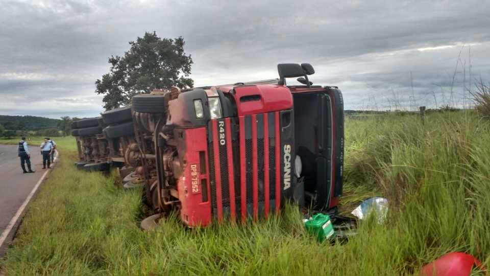Motorista tomba carreta com cigarros contrabandeados após fiscalização policial Motorista tomba carreta com cigarros contrabandeados após fiscalização policial