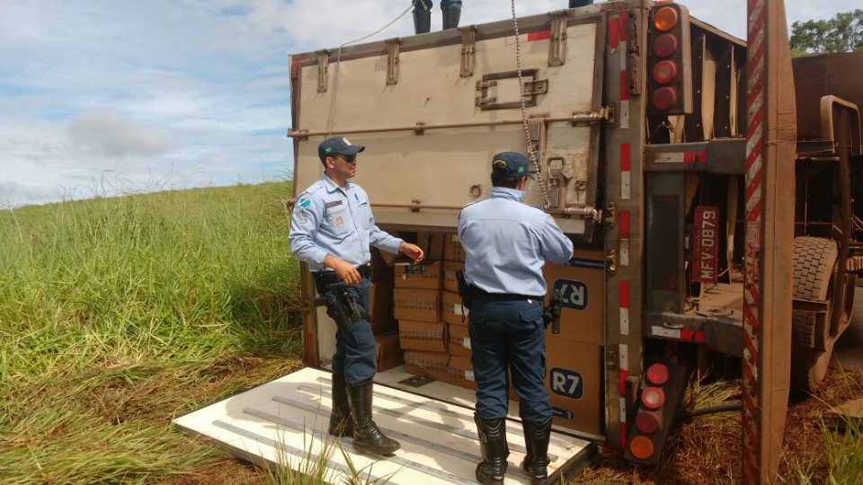 Motorista tomba carreta com cigarros contrabandeados após fiscalização policial Motorista tomba carreta com cigarros contrabandeados após fiscalização policial