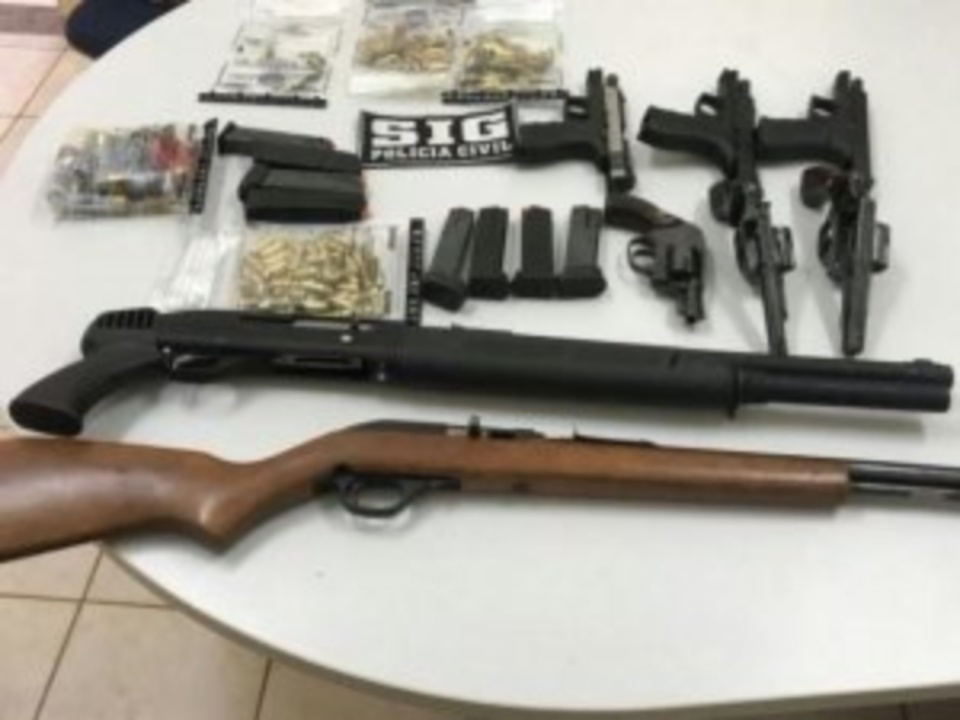 Operação na fronteira apreende arsenal e carros roubados
