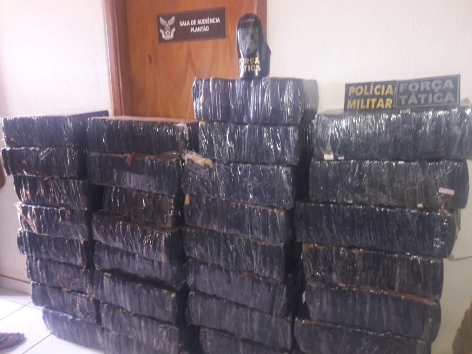 Polícia Militar apreende quase uma tonelada de maconha em motel da Capital Polícia Militar apreende quase uma tonelada de maconha em motel da Capital