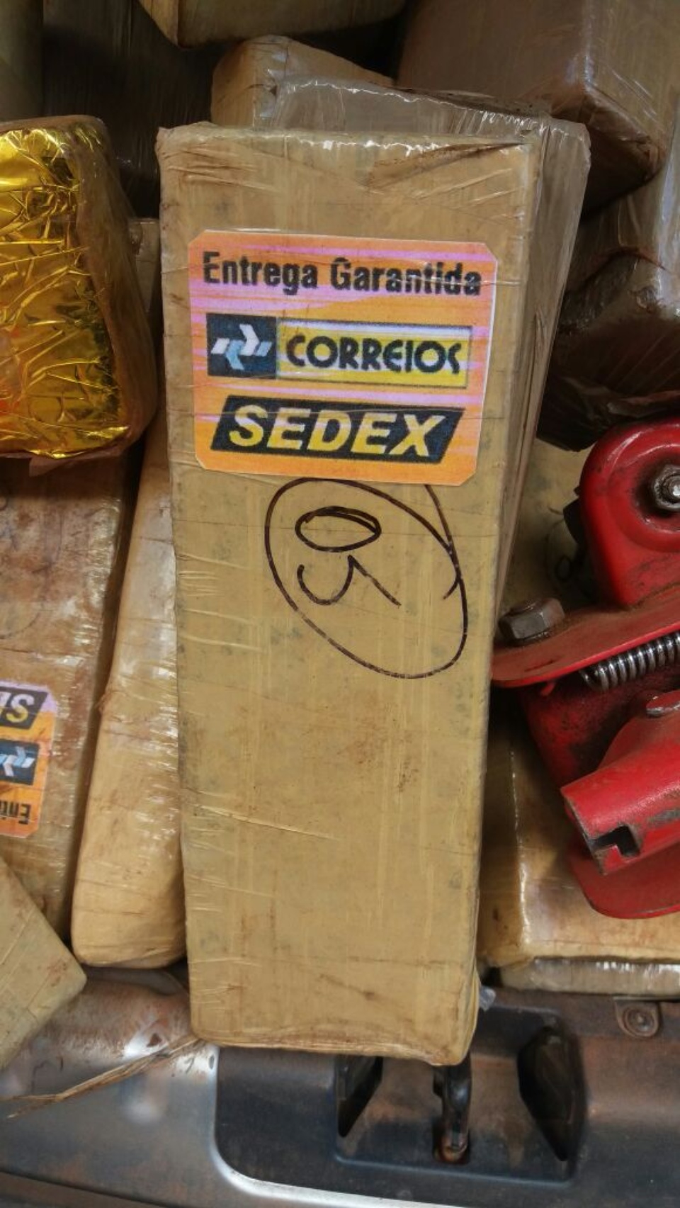 Polícia Militar apreende quase uma tonelada de maconha em motel da Capital Polícia Militar apreende quase uma tonelada de maconha em motel da Capital