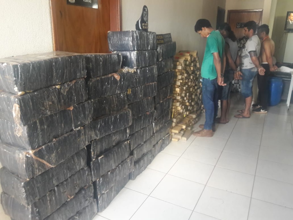 Polícia Militar apreende quase uma tonelada de maconha em motel da Capital Polícia Militar apreende quase uma tonelada de maconha em motel da Capital