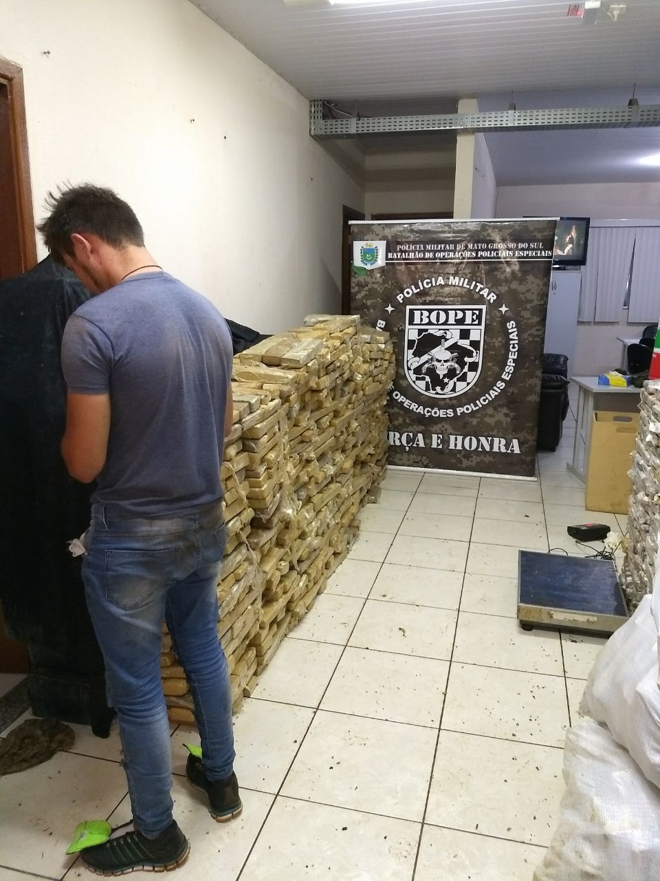 Bope apreende quase uma tonelada de maconha, após motorista tentar fuga Bope apreende quase uma tonelada de maconha, após motorista tentar fuga