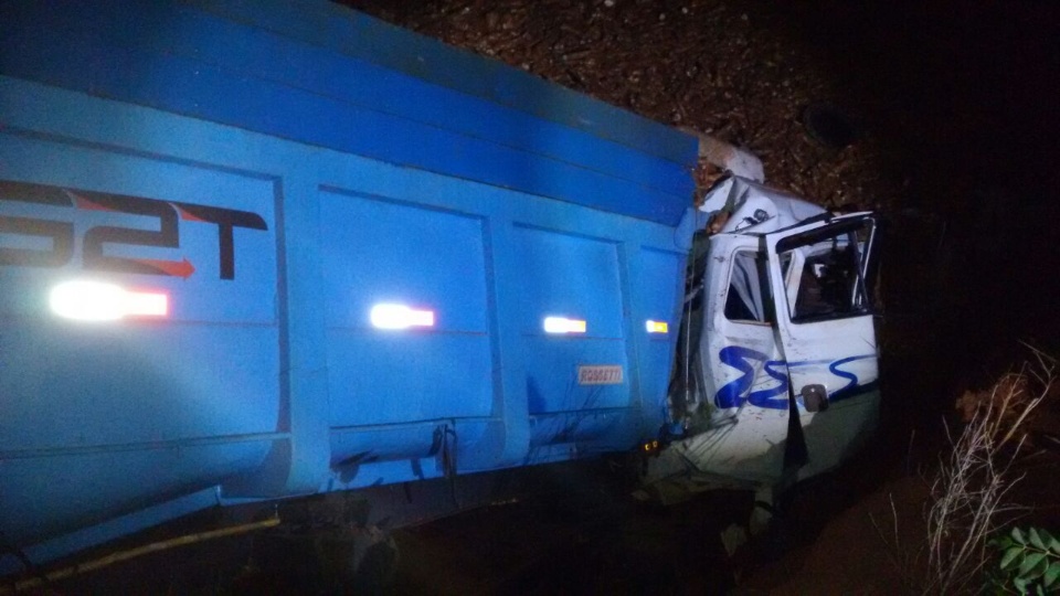 Caminhoneiro morre após perder controle de direção e cair em valeta