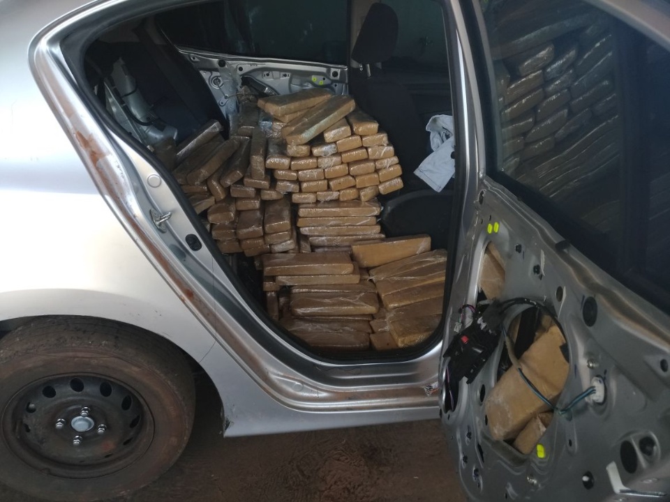 Polícia Rodoviária apreende mais de uma tonelada de maconha em carro com placa doblê