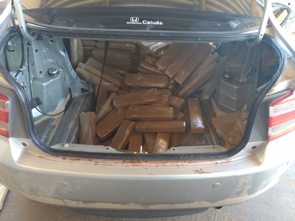 Polícia Rodoviária apreende mais de uma tonelada de maconha em carro com placa doblê