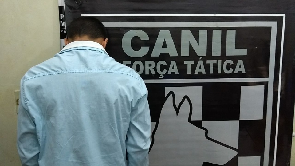 Com auxílio de cão farejador, polícia encontra droga em ônibus intermunicipal Com auxílio de cão farejador, polícia encontra droga em ônibus intermunicipal