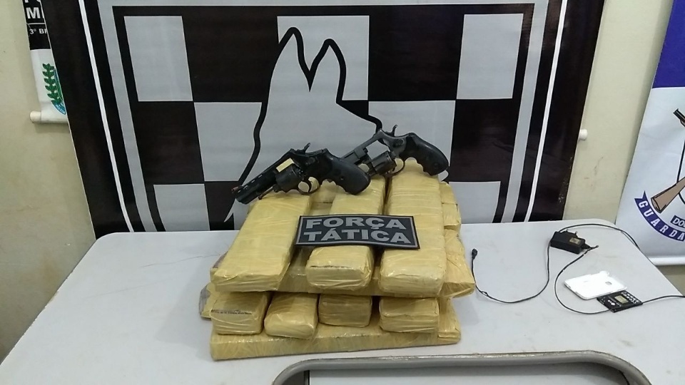 Com auxílio de cão farejador, polícia encontra droga em ônibus intermunicipal Com auxílio de cão farejador, polícia encontra droga em ônibus intermunicipal