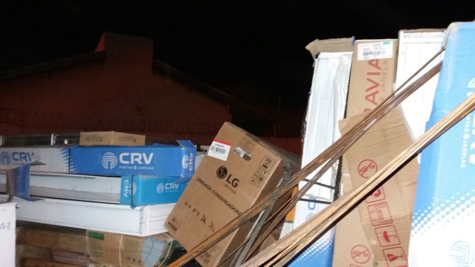 DERF prende dupla por furto de R$ 110 mil em materiais da Leroy Merlin DERF prende dupla por furto de R$ 110 mil em materiais da Leroy Merlin