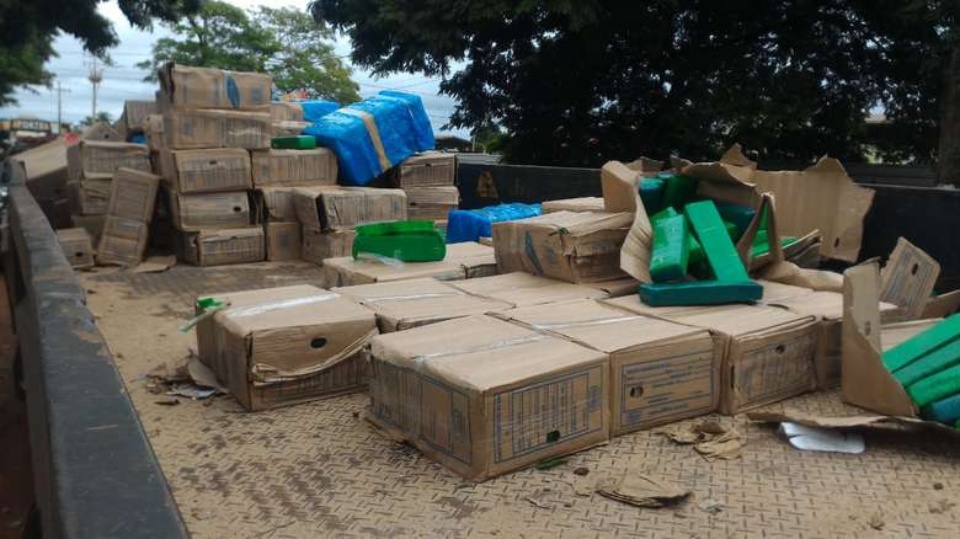 DOF apreende carga de maconha em meio a recicláveis DOF apreende carga de maconha em meio a recicláveis
