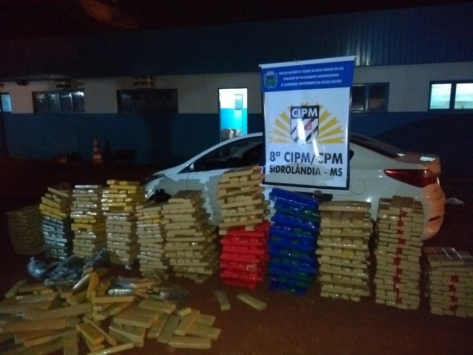 PM apreende quase uma tonelada de maconha em carro de passeio na BR-060