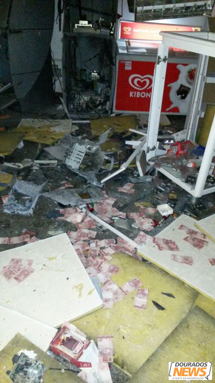 Criminosos invadem conveniência e explodem caixa de banco