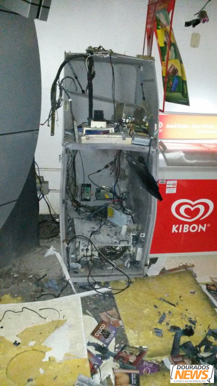 Criminosos invadem conveniência e explodem caixa de banco