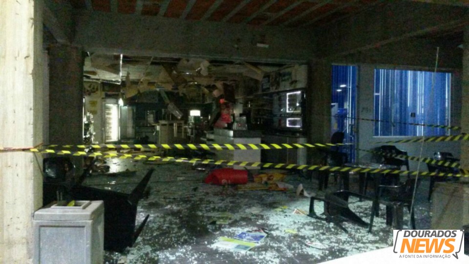 Criminosos invadem conveniência e explodem caixa de banco