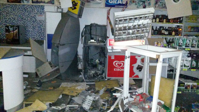 Criminosos invadem conveniência e explodem caixa de banco