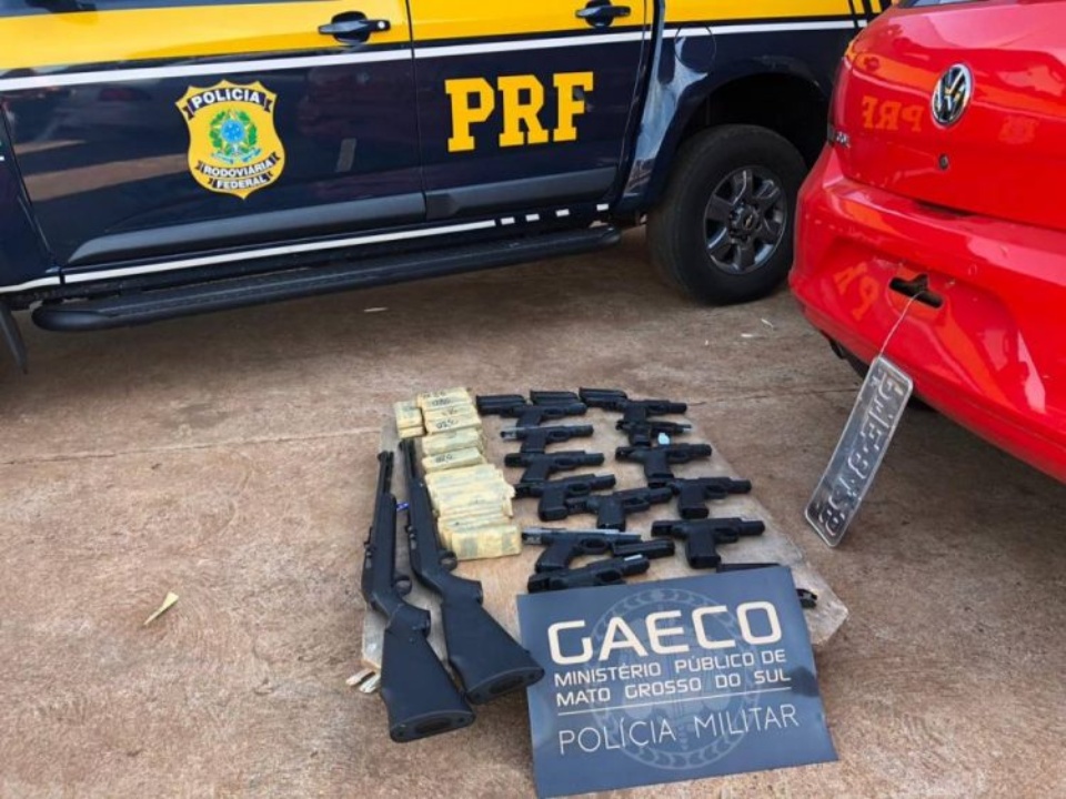 Gaeco e PRF apreendem arsenal na MS-164 Gaeco e PRF apreendem arsenal na MS-164