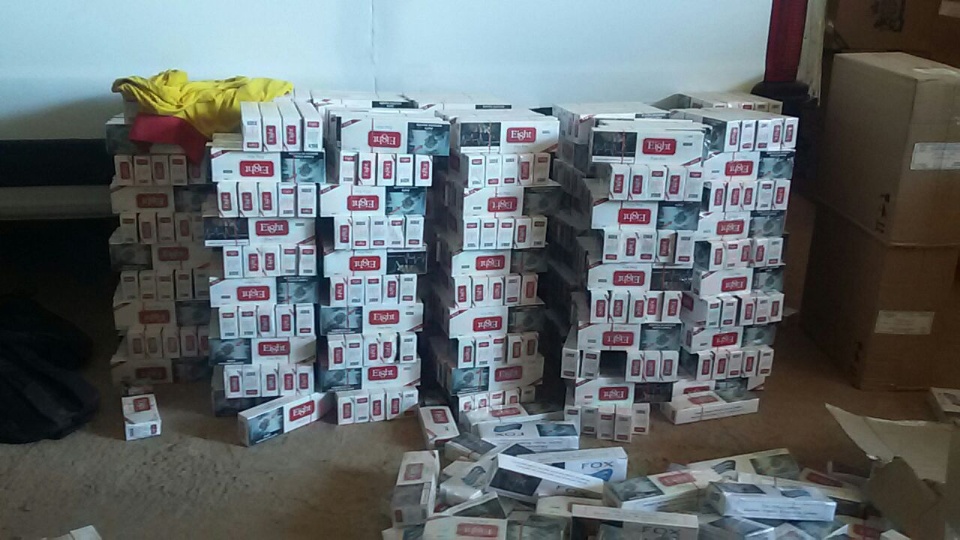 PM localiza depósito com cigarros e pneus contrabandeados PM localiza depósito com cigarros e pneus contrabandeados