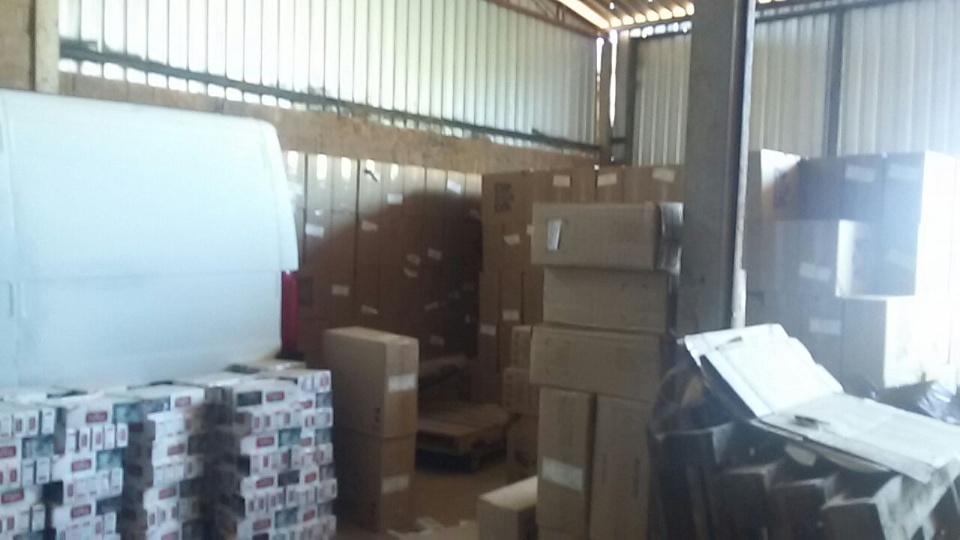 PM localiza depósito com cigarros e pneus contrabandeados PM localiza depósito com cigarros e pneus contrabandeados