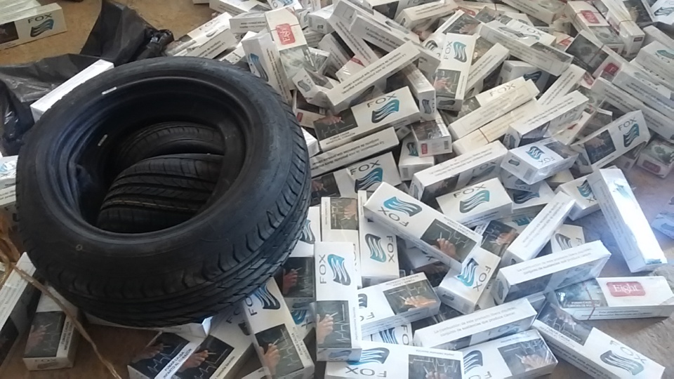 PM localiza depósito com cigarros e pneus contrabandeados
