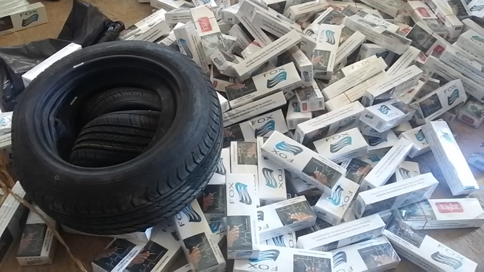 PM localiza depósito com cigarros e pneus contrabandeados PM localiza depósito com cigarros e pneus contrabandeados