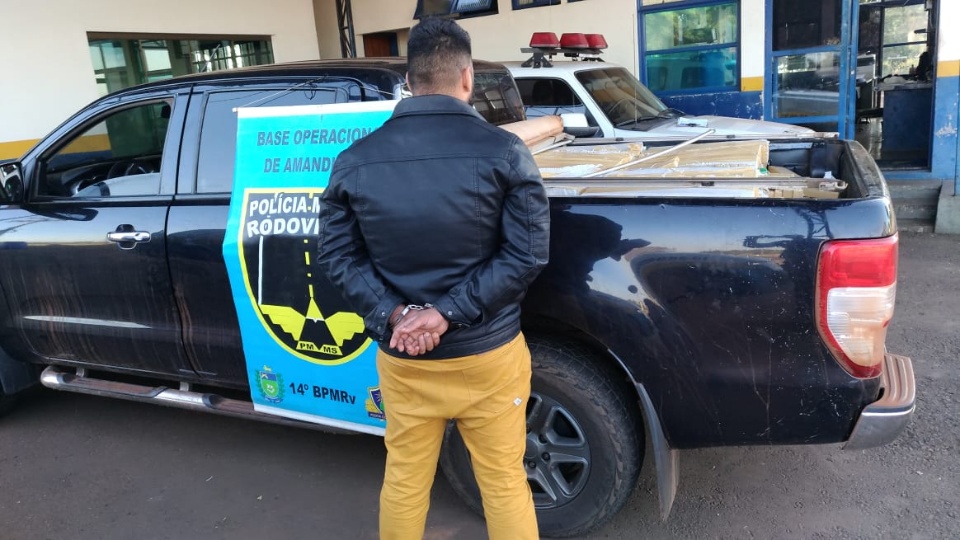 Polícia rodoviária apreende carro roubado com quase 1 ton de maconha