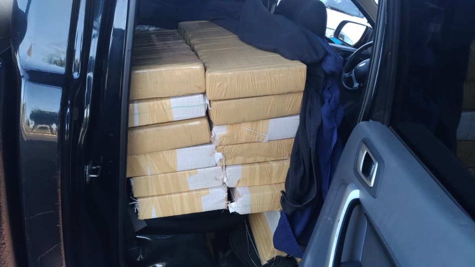 Polícia rodoviária apreende carro roubado com quase 1 ton de maconha