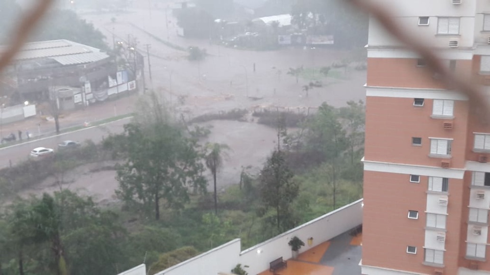 Confira imagens do temporal desta tarde em alguns pontos da cidade Confira imagens do temporal desta tarde em alguns pontos da cidade