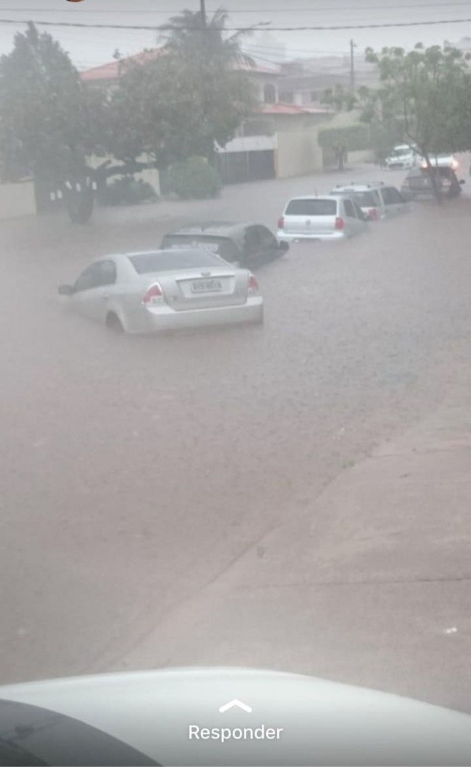 Confira imagens do temporal desta tarde em alguns pontos da cidade Confira imagens do temporal desta tarde em alguns pontos da cidade