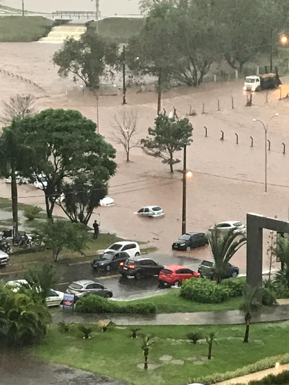 Confira imagens do temporal desta tarde em alguns pontos da cidade Confira imagens do temporal desta tarde em alguns pontos da cidade
