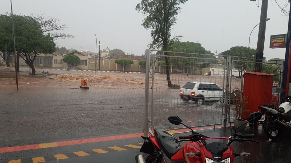 Confira imagens do temporal desta tarde em alguns pontos da cidade Confira imagens do temporal desta tarde em alguns pontos da cidade