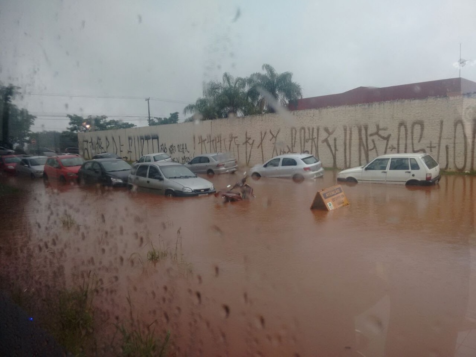 Confira imagens do temporal desta tarde em alguns pontos da cidade Confira imagens do temporal desta tarde em alguns pontos da cidade