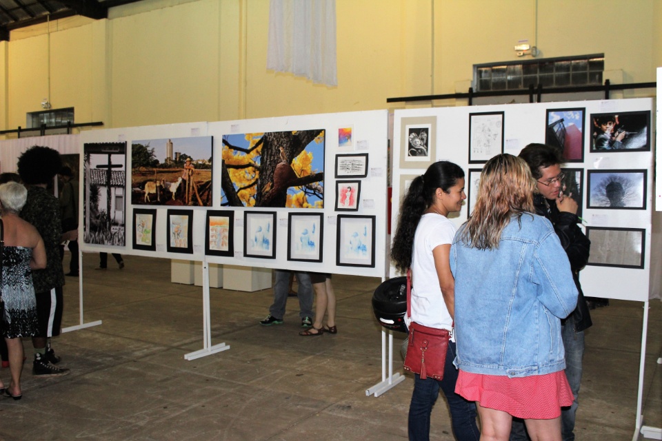 Em abertura, 750 pessoas se encantam com Festival das Artes Plásticas Em abertura, 750 pessoas se encantam com Festival das Artes Plásticas