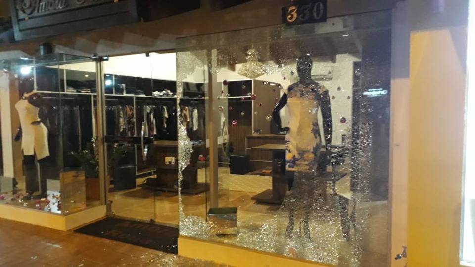 Assaltantes explodem agência da Caixa Econômica e Banco do Brasil em Chapadão do Sul Assaltantes explodem agência da Caixa Econômica e Banco do Brasil em Chapadão do Sul