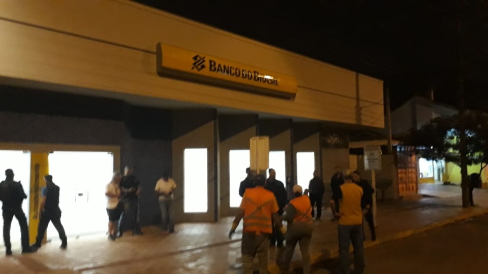 Assaltantes explodem agência da Caixa Econômica e Banco do Brasil em Chapadão do Sul Assaltantes explodem agência da Caixa Econômica e Banco do Brasil em Chapadão do Sul