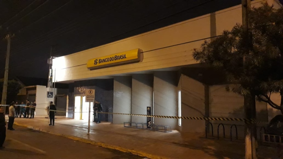Assaltantes explodem agência da Caixa Econômica e Banco do Brasil em Chapadão do Sul Assaltantes explodem agência da Caixa Econômica e Banco do Brasil em Chapadão do Sul