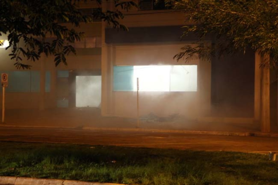Assaltantes explodem agência da Caixa Econômica e Banco do Brasil em Chapadão do Sul Assaltantes explodem agência da Caixa Econômica e Banco do Brasil em Chapadão do Sul