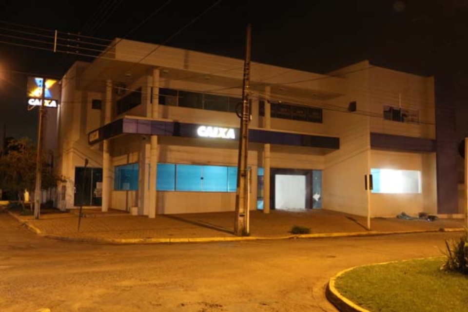 Assaltantes explodem agência da Caixa Econômica e Banco do Brasil em Chapadão do Sul Assaltantes explodem agência da Caixa Econômica e Banco do Brasil em Chapadão do Sul