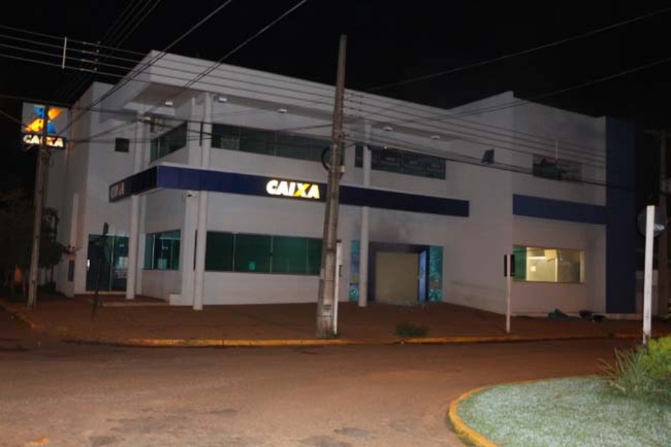 Assaltantes explodem agência da Caixa Econômica e Banco do Brasil em Chapadão do Sul Assaltantes explodem agência da Caixa Econômica e Banco do Brasil em Chapadão do Sul