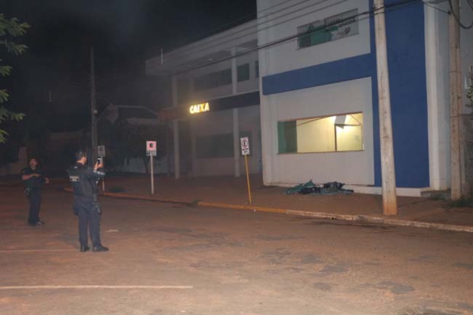 Assaltantes explodem agência da Caixa Econômica e Banco do Brasil em Chapadão do Sul Assaltantes explodem agência da Caixa Econômica e Banco do Brasil em Chapadão do Sul