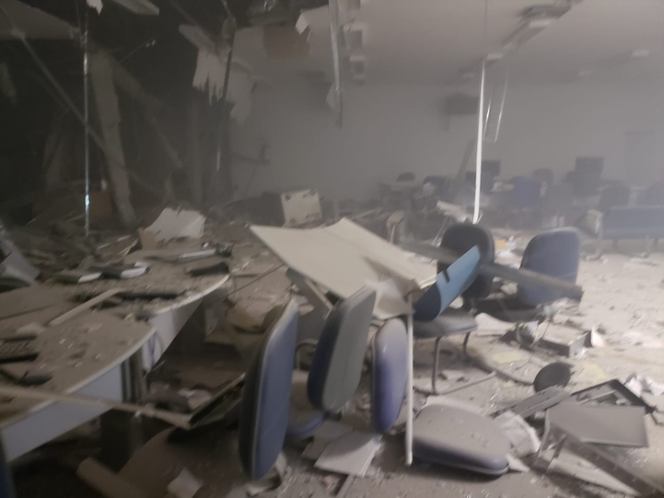 Assaltantes explodem agência da Caixa Econômica e Banco do Brasil em Chapadão do Sul Assaltantes explodem agência da Caixa Econômica e Banco do Brasil em Chapadão do Sul