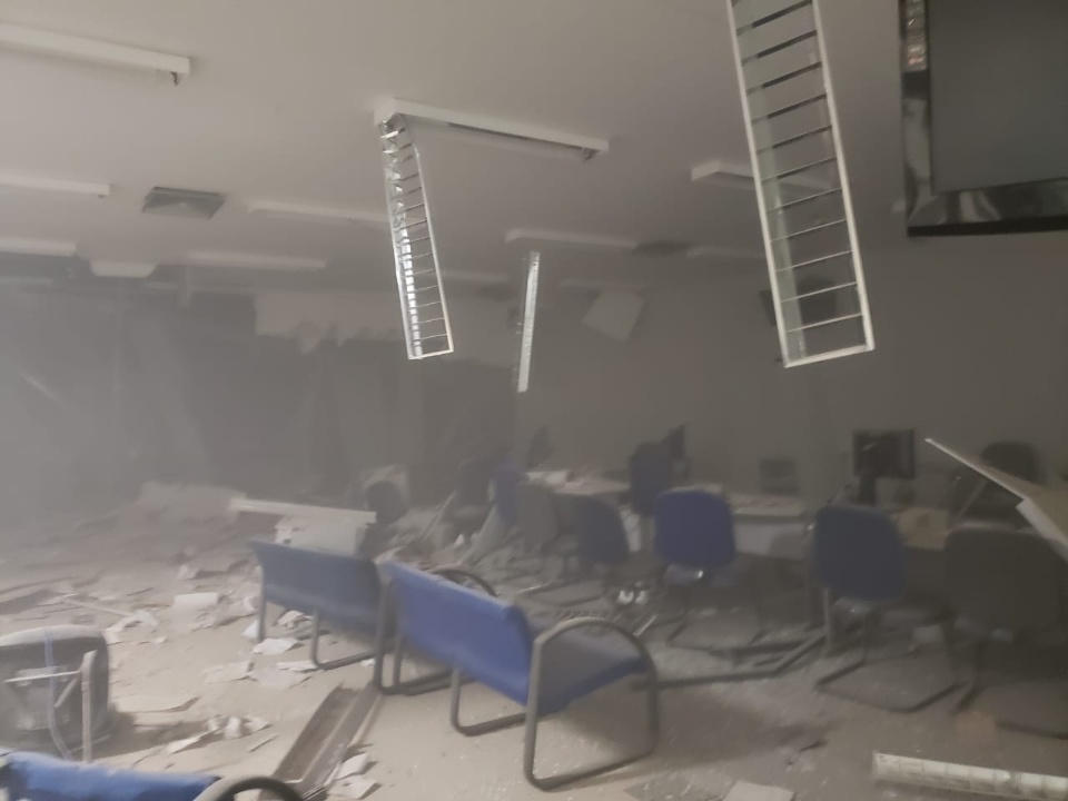 Assaltantes explodem agência da Caixa Econômica e Banco do Brasil em Chapadão do Sul Assaltantes explodem agência da Caixa Econômica e Banco do Brasil em Chapadão do Sul