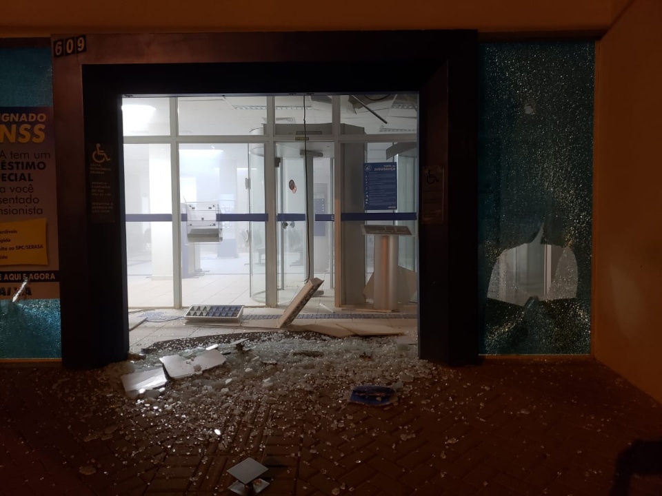 Assaltantes explodem agência da Caixa Econômica e Banco do Brasil em Chapadão do Sul Assaltantes explodem agência da Caixa Econômica e Banco do Brasil em Chapadão do Sul