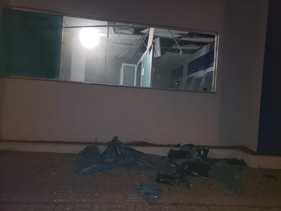 Assaltantes explodem agência da Caixa Econômica e Banco do Brasil em Chapadão do Sul Assaltantes explodem agência da Caixa Econômica e Banco do Brasil em Chapadão do Sul