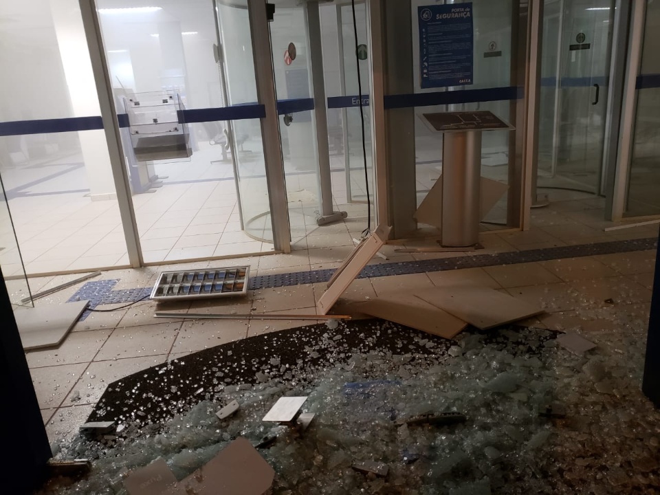 Assaltantes explodem agência da Caixa Econômica e Banco do Brasil em Chapadão do Sul Assaltantes explodem agência da Caixa Econômica e Banco do Brasil em Chapadão do Sul