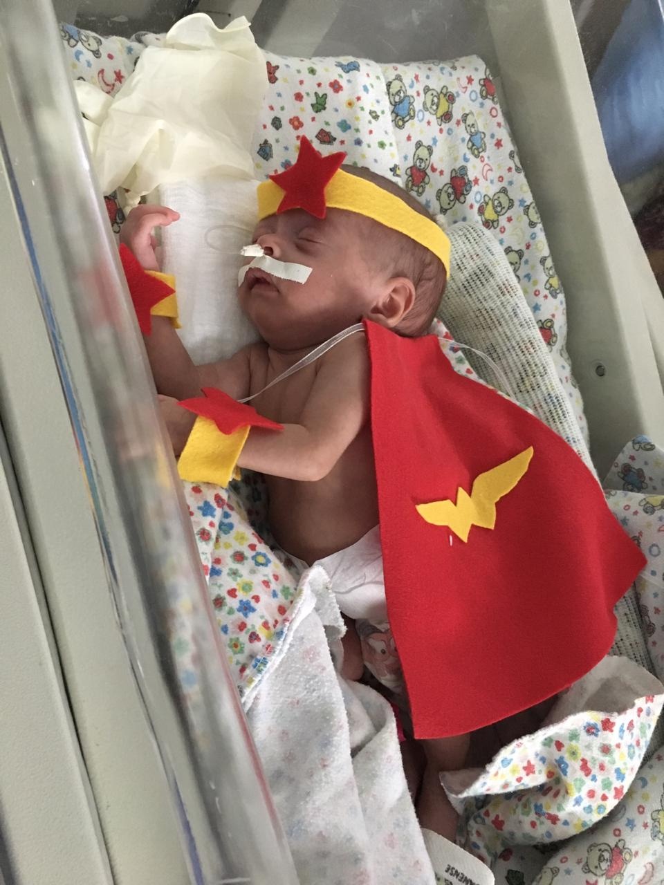 Prematuros viram super-heróis na Maternidade Cândido Mariano