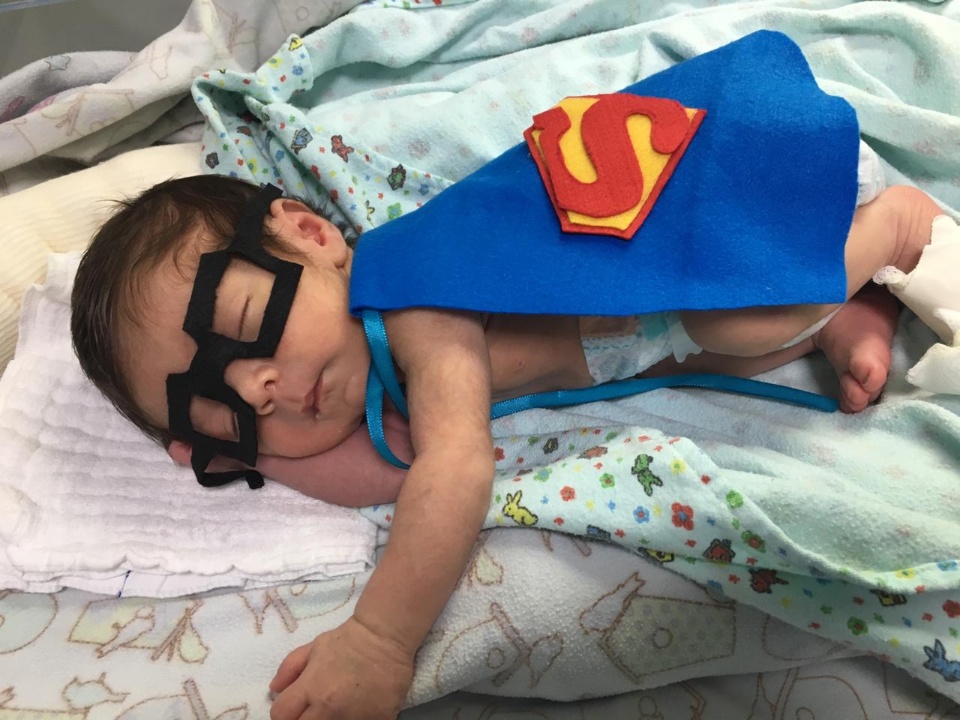 Prematuros viram super-heróis na Maternidade Cândido Mariano